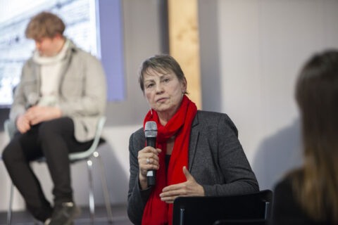 Eine Person (Elke Breitenbach) mit hält einen Beitrag im Rahmen einer Diskussionsveranstaltung. 
